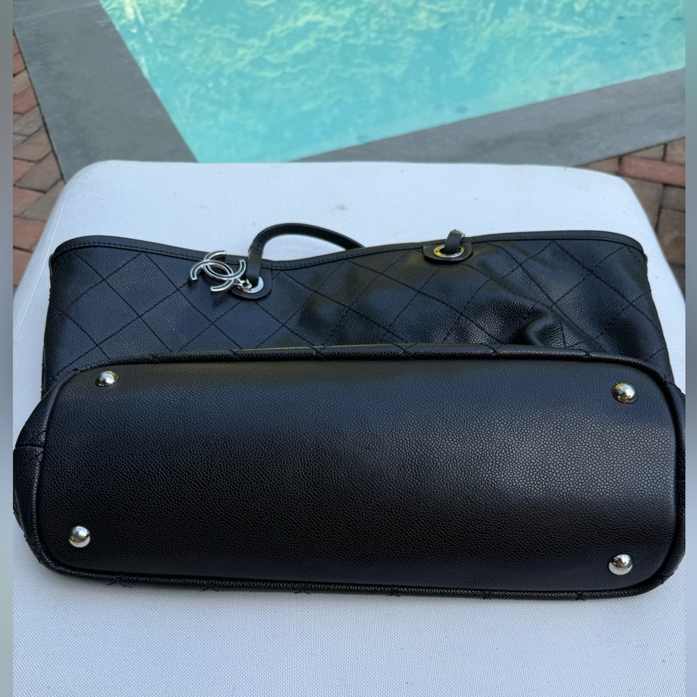 Chanel Black/Burgundy Quilted Shoulder Bag - Picture 8 of 16